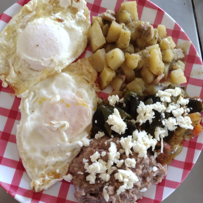 Huevos Estrellados con Papita Verde Y Frijol.
