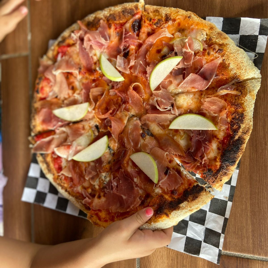 PIZZA JAMÓN SERRANO CON MANZANA
