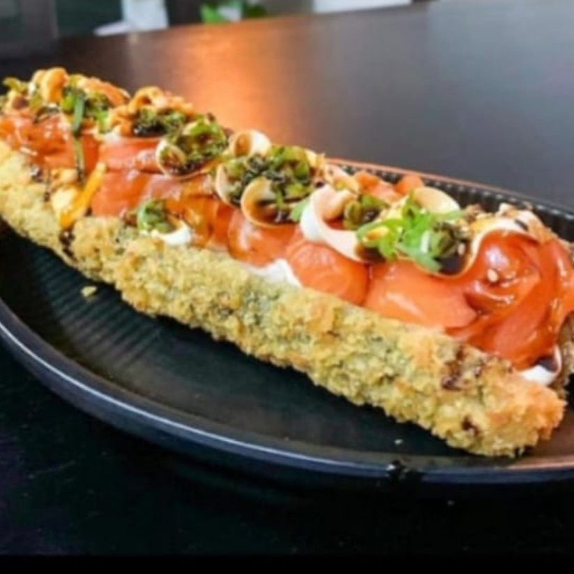 Rolo de sushi com recheio de Arroz, Cream Cheese, SALMÃO E CAMARÃO CRÚ E CEBOLINHA., Empanado Por fora e recheio crú por cima.