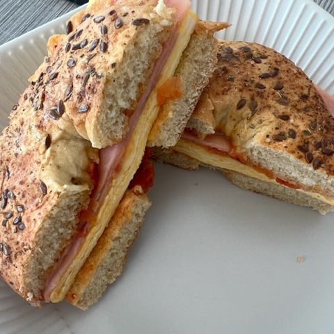 Bagel Americano + Agua de Naranja