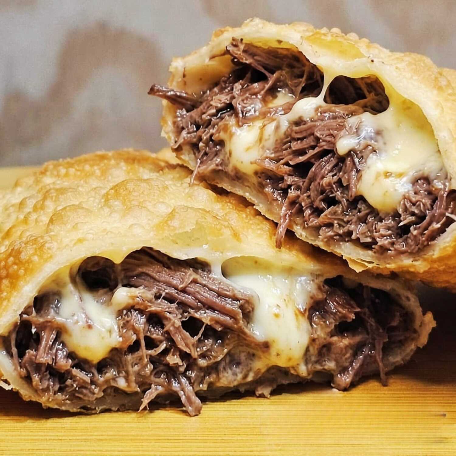 Irresistível pastel recheado com suculenta costela desfiada e queijo mussarela. Uma combinação de dar água na boca!