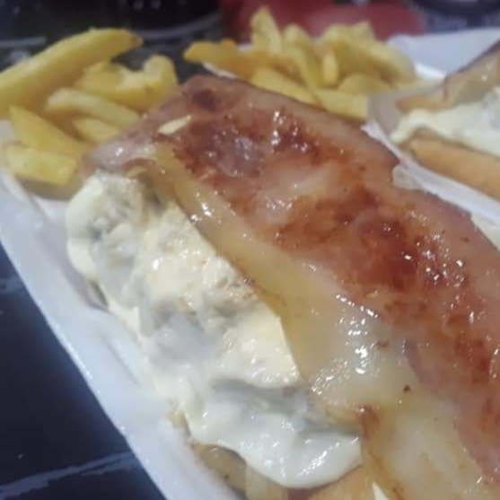 Perro Doble Salchicha con Papas y Gaseosa