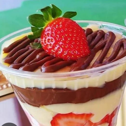 Bolo de chocolate, brigadeiro gourmet brigadeir branco e morango.