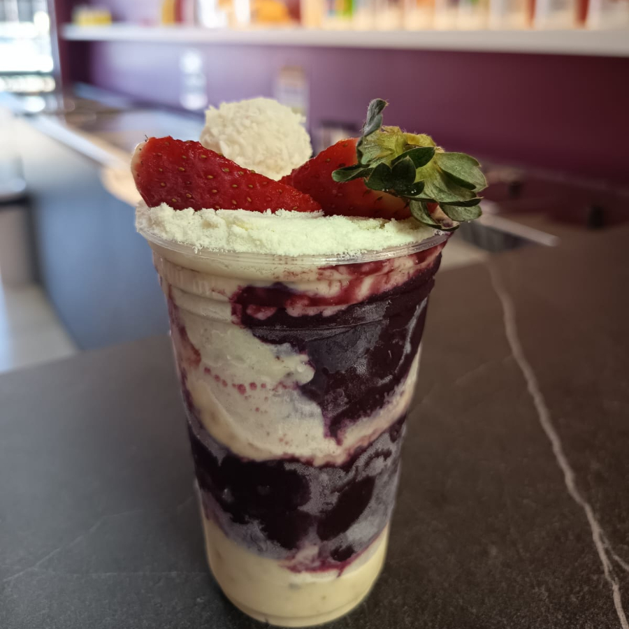 400ml Açai + Creme de Côco Crocante + Leite em Pó + Morango + Rafaello
