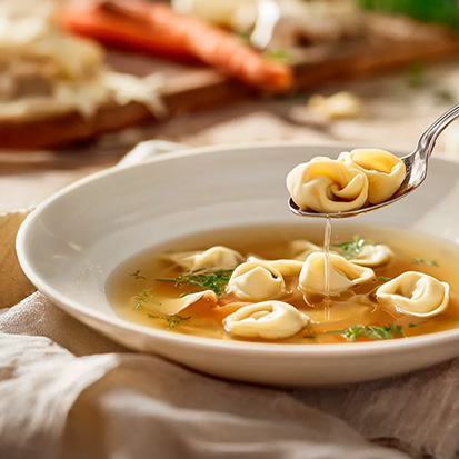 Sofisticação e sabor em cada colherada. Inspirada na tradicional culinária italiana, nossa Sopa de Capeletti, também conhecida como Capeletti in Brodo, combina um caldo de legumes aromático com capeletti de frango e temperos naturais, trazendo uma refeição reconfortante e cheia de sabor. Pronta em 10 minutos Baixa em calorias Receita sofisticada e inspirada na Itália Livre de conservantes artificiais Feita com ingredientes naturais e selecionados Ideal para quem busca praticidade sem abrir mão de uma refeição especial. Perfeita para os dias frios ou quando bate aquela vontade de um aconchego italiano no prato. Atenção: produto congelado, pronto para consumo. Descongele no micro-ondas em apenas 10 minutos e está pronto. Gostoso, prático e sem conservantes!