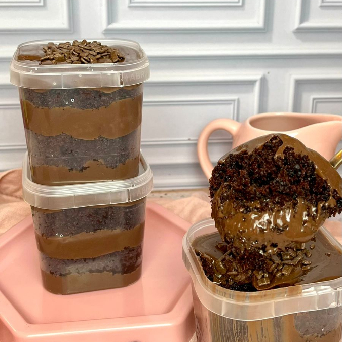 bolo no pote brigadeiro com massa de chocolate molhadinha e recheio de chocolate ao leite. pote de 220 ml