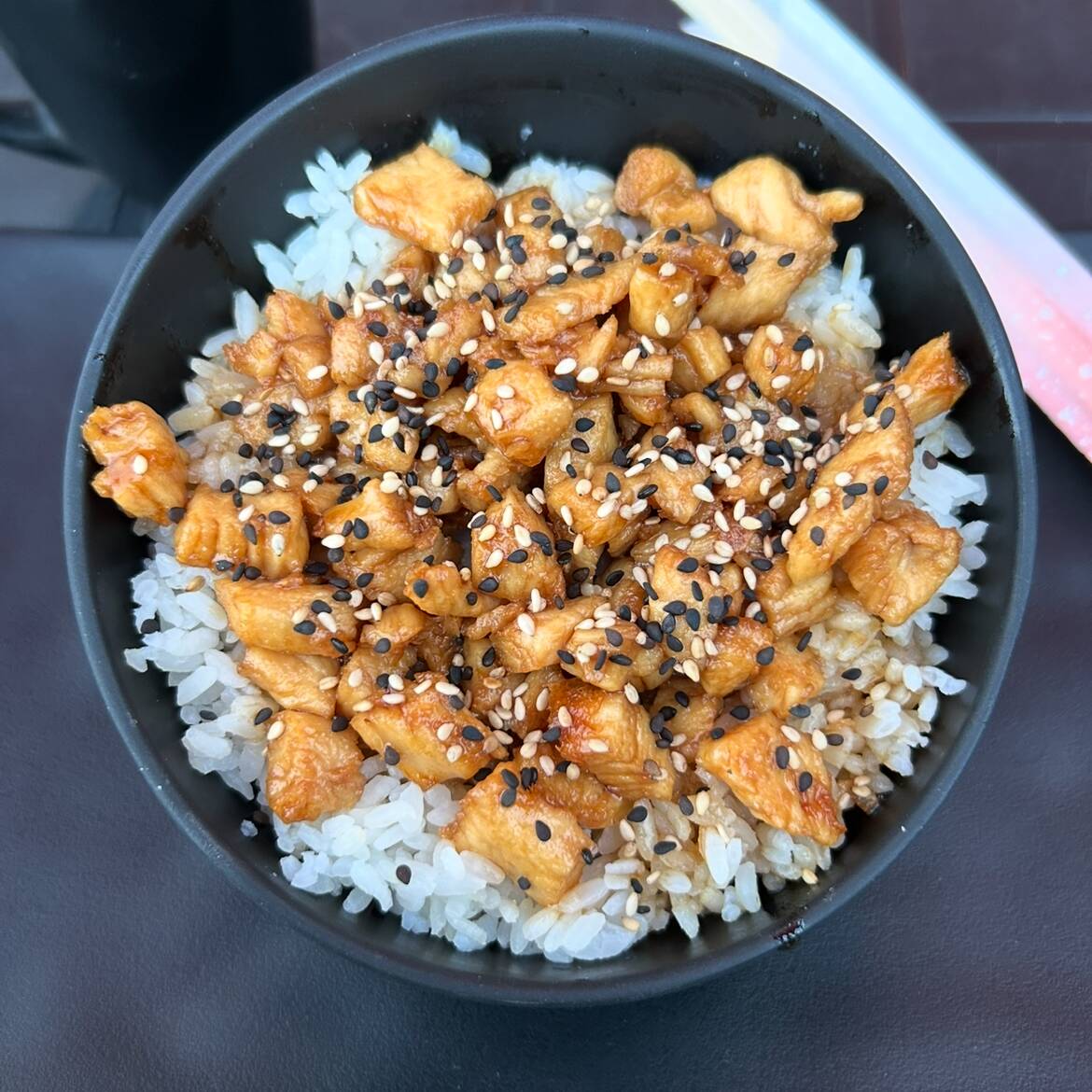 Arroz con pollo teriyaki.
