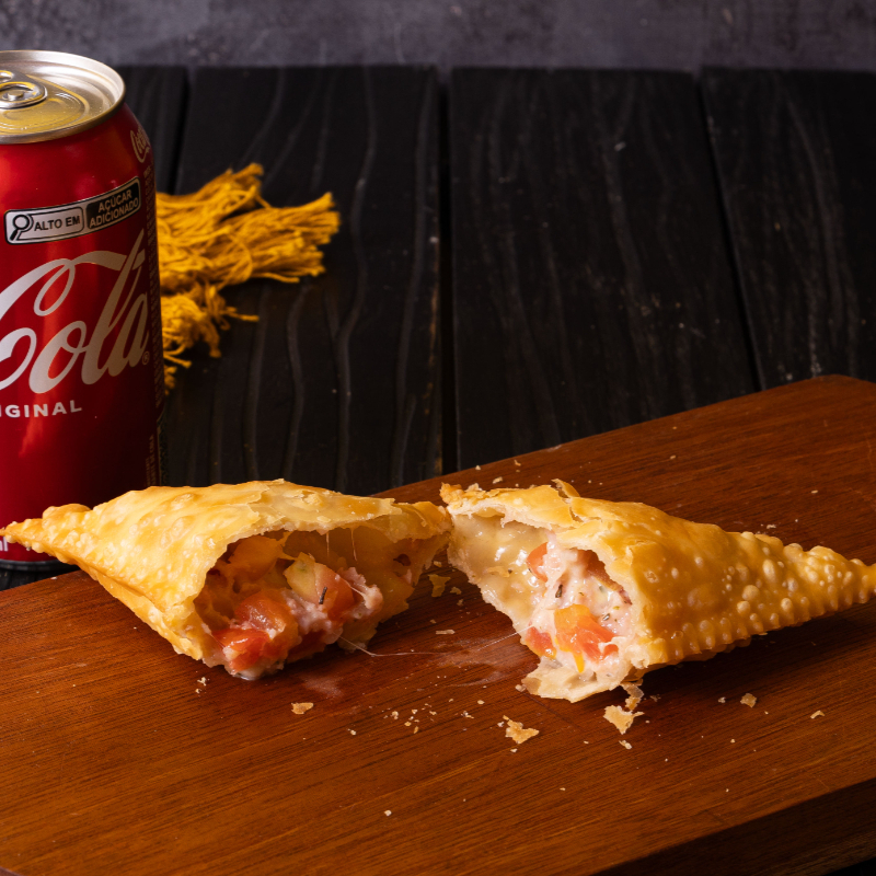 Queijo mussarela derretido, tomate com um toque de orégano (aprox 100g)