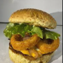 Pão de brioche selado na maionese artesanal, hambúrguer artesanal, Onion Rings(cebola empanada), ovo, mussarela gratinada, cheddar cremoso, bacon fatiado e alface.