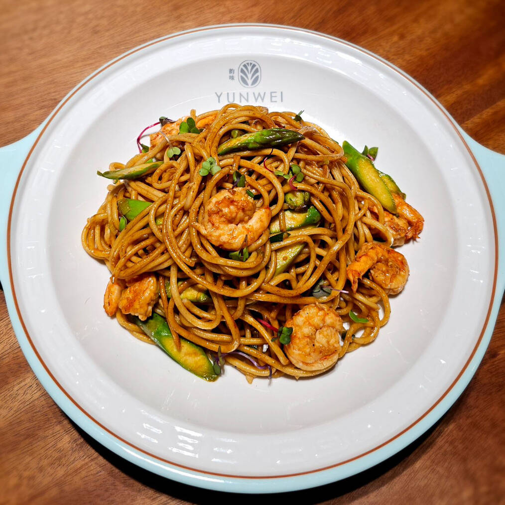 Macarrão oriental salteado com camarões e aspargos ao molho tradicional.