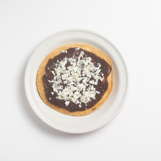 Tostada de Frijol con queso