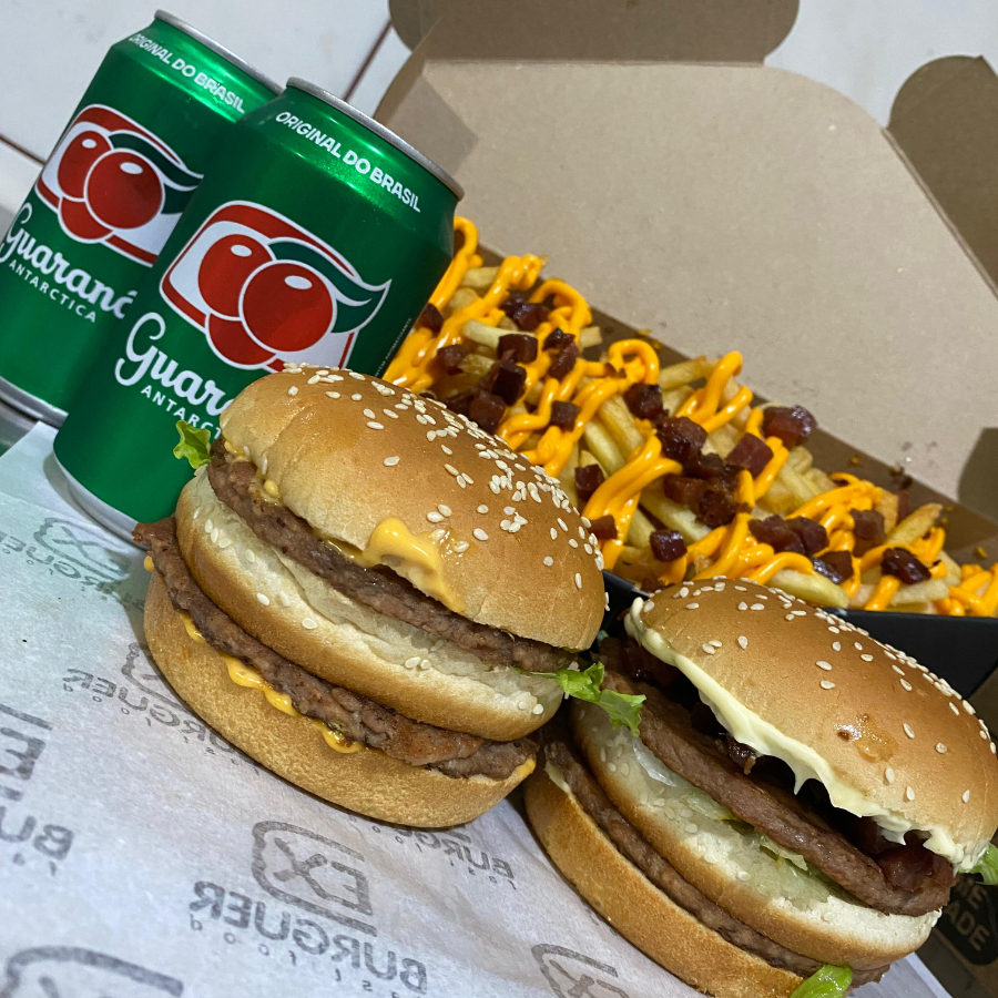02 unidades lanche Big + 1 Barca de batata frita com cheddar e bacon + 2 Refrigerantes lata 269ml (refrigerante conforme disponibilidade). Lanche Big: Pão, alface americano, dois hambúrguers, e molho especial.