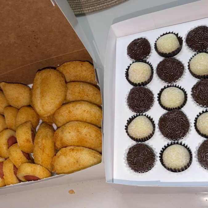 Nosso 'Combo 2' é uma tentadora seleção de 25 salgadinhos fritos variados, perfeitamente crocantes e recheados, proporcionando uma explosão de sabores. Além disso, incluímos 25 doces sortidos, uma irresistível combinação de brigadeiros e beijinhos, preparados artesanalmente, prometendo derreter em sua boca com sua doçura equilibrada.