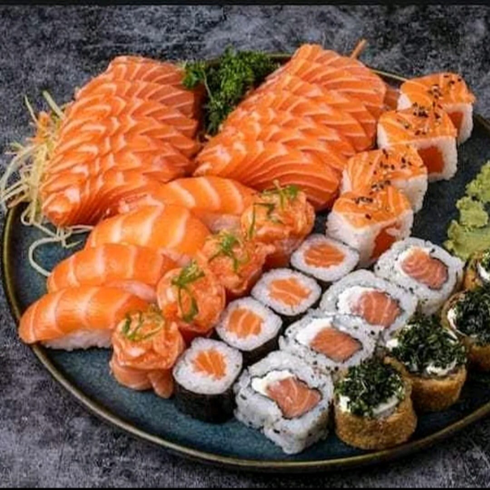 10 sashimis de salmao 4 niguiri 4 uramaki filadelfia 4 uramaki especial 4 joy de salamo 4 hossomaki de salmao 6 hot rool