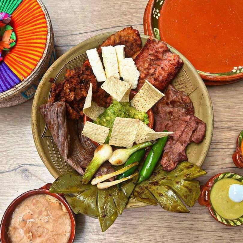 Molcajete 380gm de Carnes y Guarniciones.
