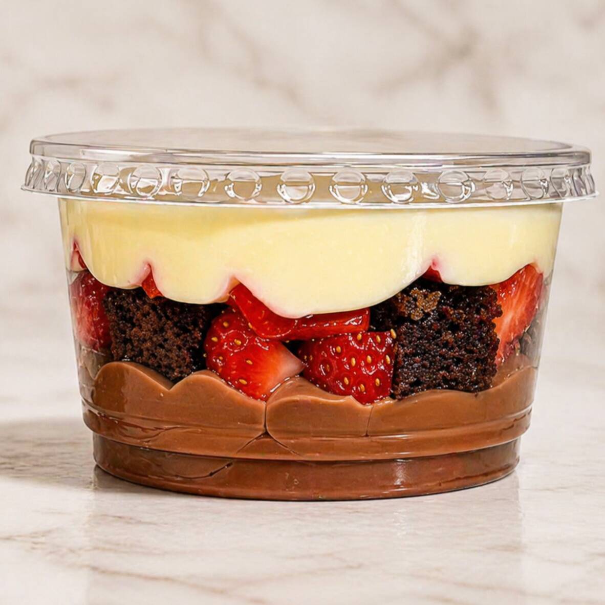 Brigadeiro de ninho com brigadeiro de cacau 50% acrescidos com Brownie e Morangos in natura.