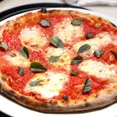 MOLHO, MUÇARELA, PRESUNTO, TOMATE ,AZEITONA E ORÉGANO.