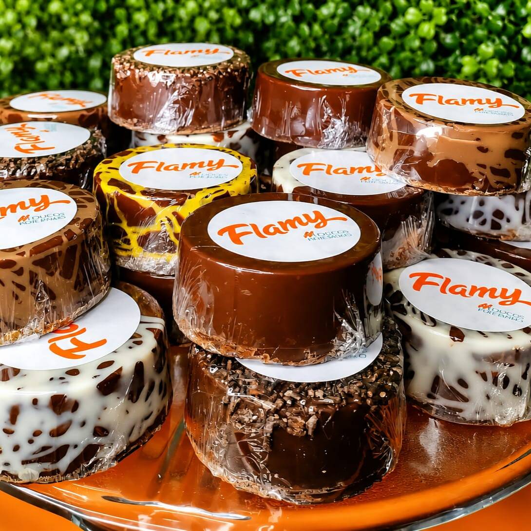 Delicioso e irresistível, o Pão de Mel é a escolha perfeita para adoçar o seu Dia. Feito com uma massa macia e aromática, recheado com um delicioso creme de chocolate e coberto com uma generosa camada de chocolate meio amargo. Uma explosão de sabores que vai te conquistar. Experimente o Pão de Mel e se renda a essa tentação!