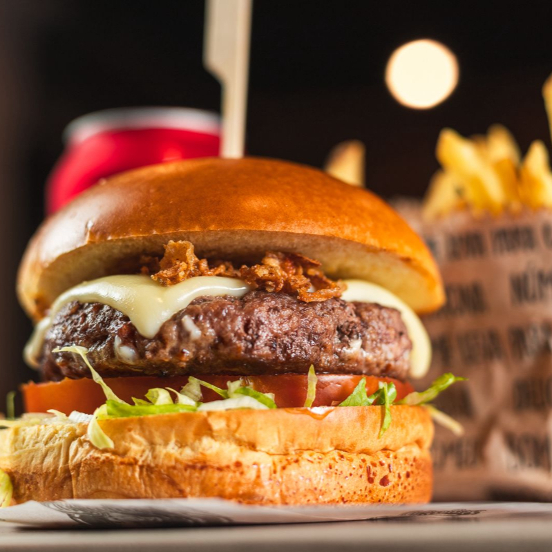 No pão brioche macio, um hambúrguer artesanal de 150g, queijo mussarela derretido, alface fresca, tomate, cebola crispy e nossa maionese especial da casa. Acompanha batatas fritas crocantes e um refrigerante em lata. Uma escolha clássica e cheia de sabor!