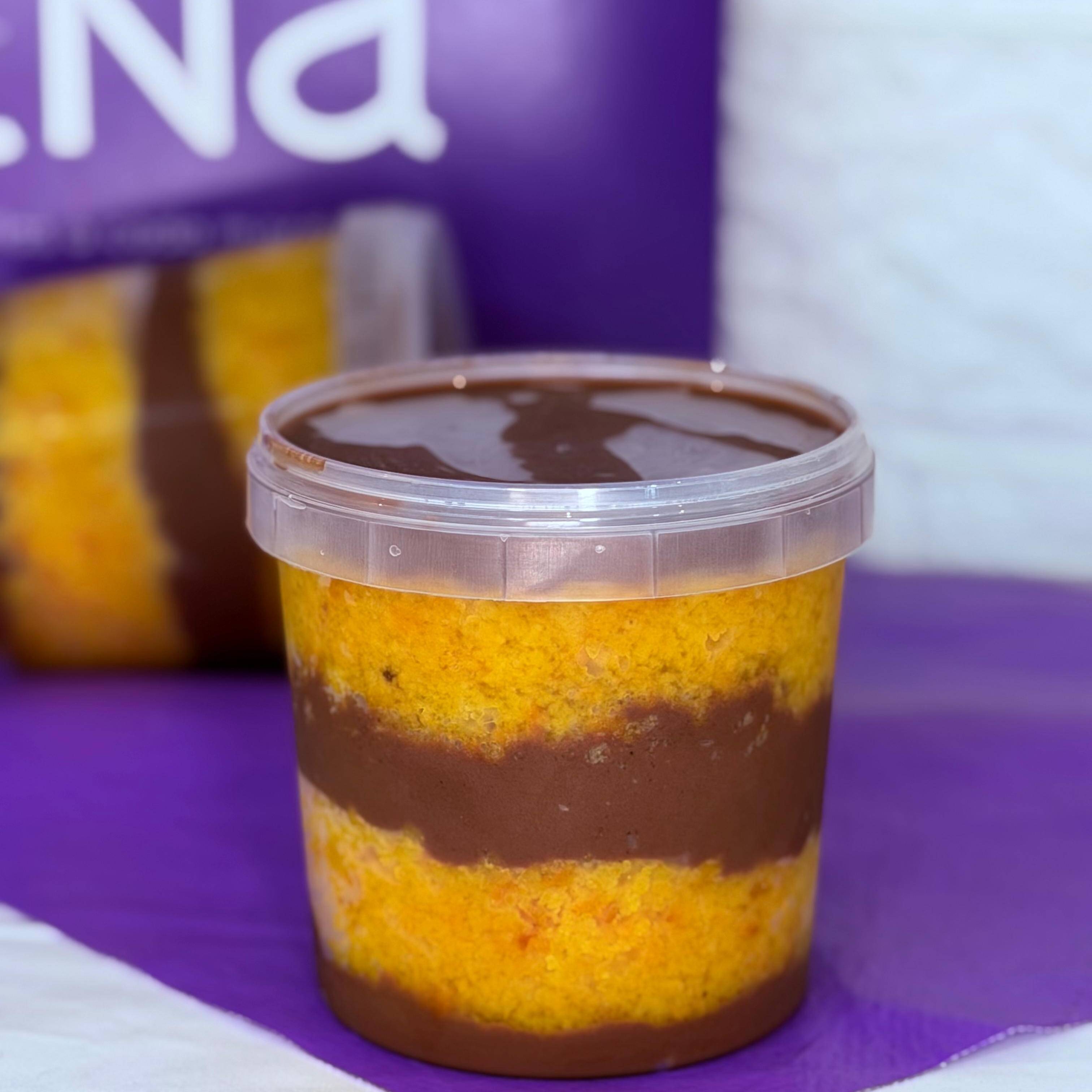 Generosas camadas de bolo de cenoura molhadinho e um delicioso brigadeiro preto meio amargo.