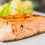 Preparado com filé de salmão limpo sem espinhos. O prato já acompanha arroz e salada.