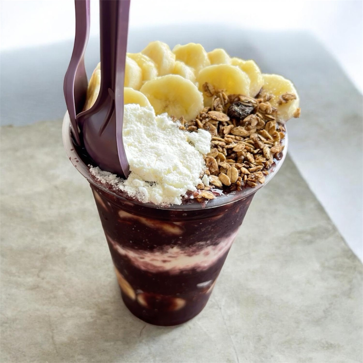 A melhor forma de comer açaí é do jeito que você gosta! 😋 Escolha o seu copo de 300ml e ganhe 3 adicionais para personalizar como quiser. São muitas opções deliciosas para você criar a combinação perfeita. Aproveite essa oferta incrível e peça já o seu! 🍇✨