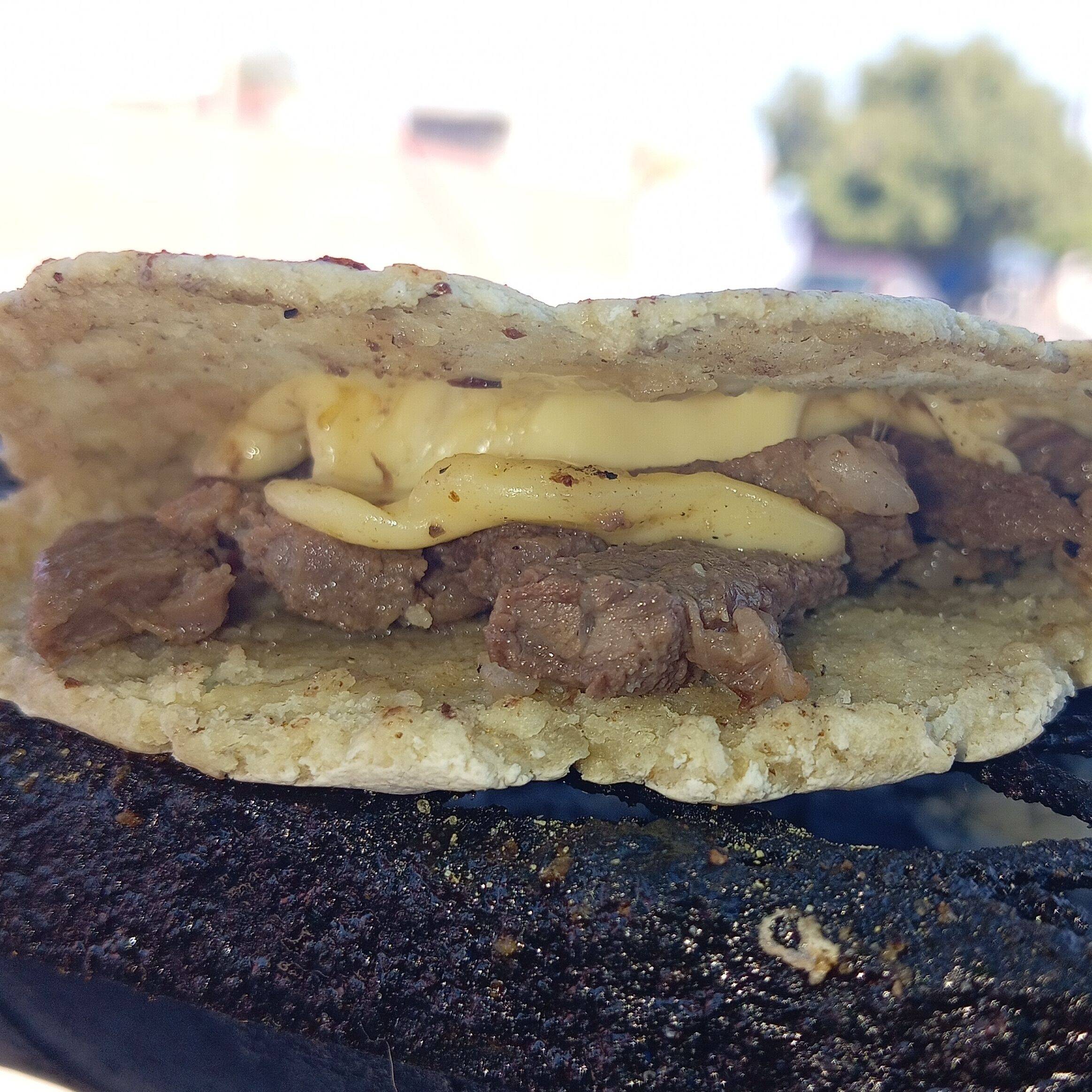 Gordita de Carne Asada con Queso