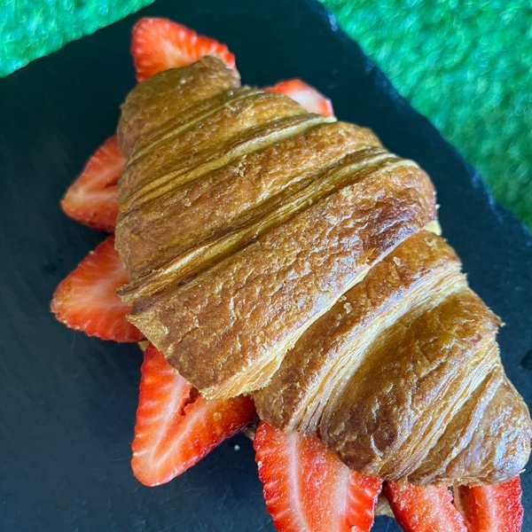 croissant de massa folhada recheado com Nutela e morango