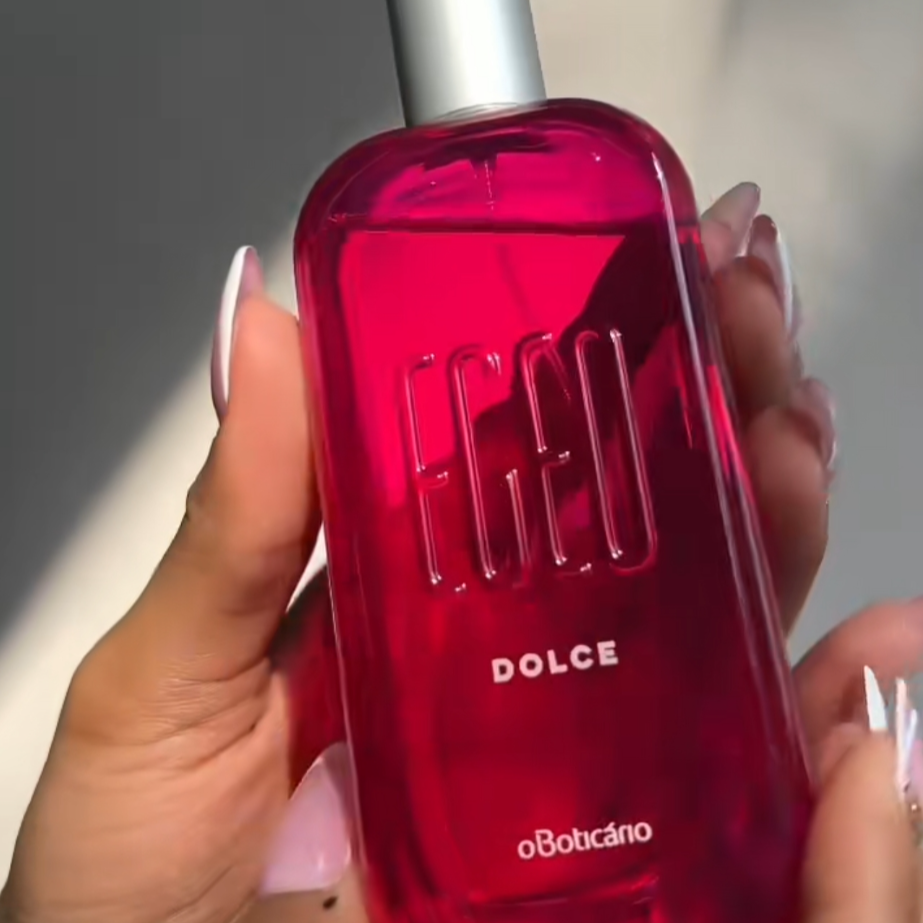 - O desodorante colônia feminino pertence à família olfativa Oriental Gourmand, que tem como característica perfil olfativo açucarado. O Egeo Dolce Desodorante Colônia traz a combinação de cheiros do Marshmallow, Sorvete de Framboesa, Algodão-Doce e da Baunilha para vocês se divertir e curtir todas as possibilidades como se não houvesse amanhã..
Se você gosta de fragrâncias femininas doces, aposte nesse que é um dos grandes sucessos da perfumaria do Boticário.