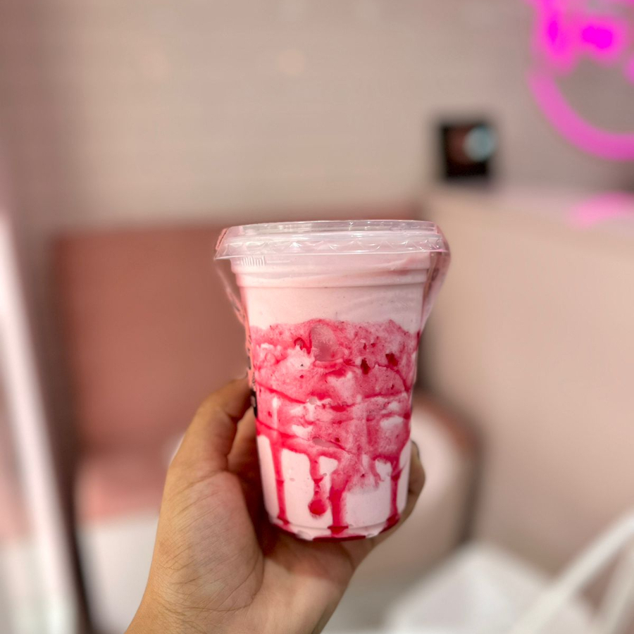 Base de creme americano, calda de morango e leite ninho.(400ML)