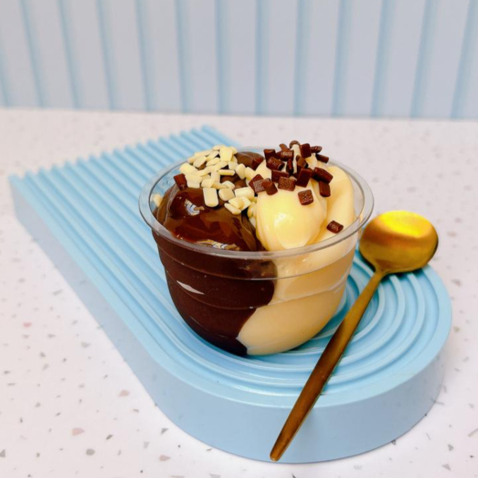 Delicioso brigadeiro tradicional cremoso com brigadeiro de ninho com granule ao leite e branco.