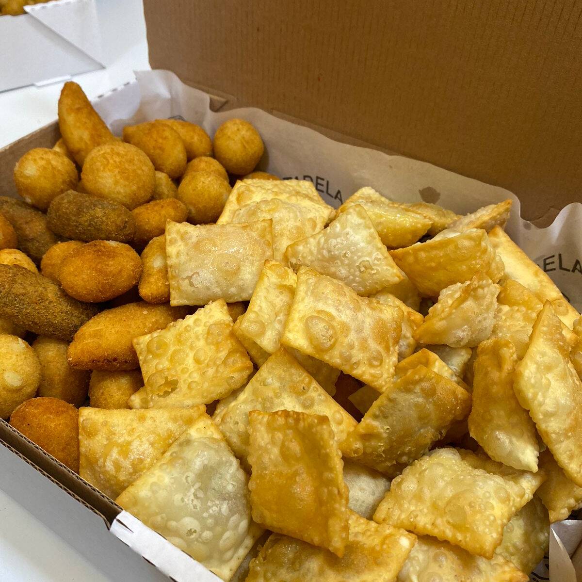 Salgados Mistos e variados: coxinha, bolinha de queijo, presunto e queijo, calabresa, salsicha, croquete, milho com alho e queijo