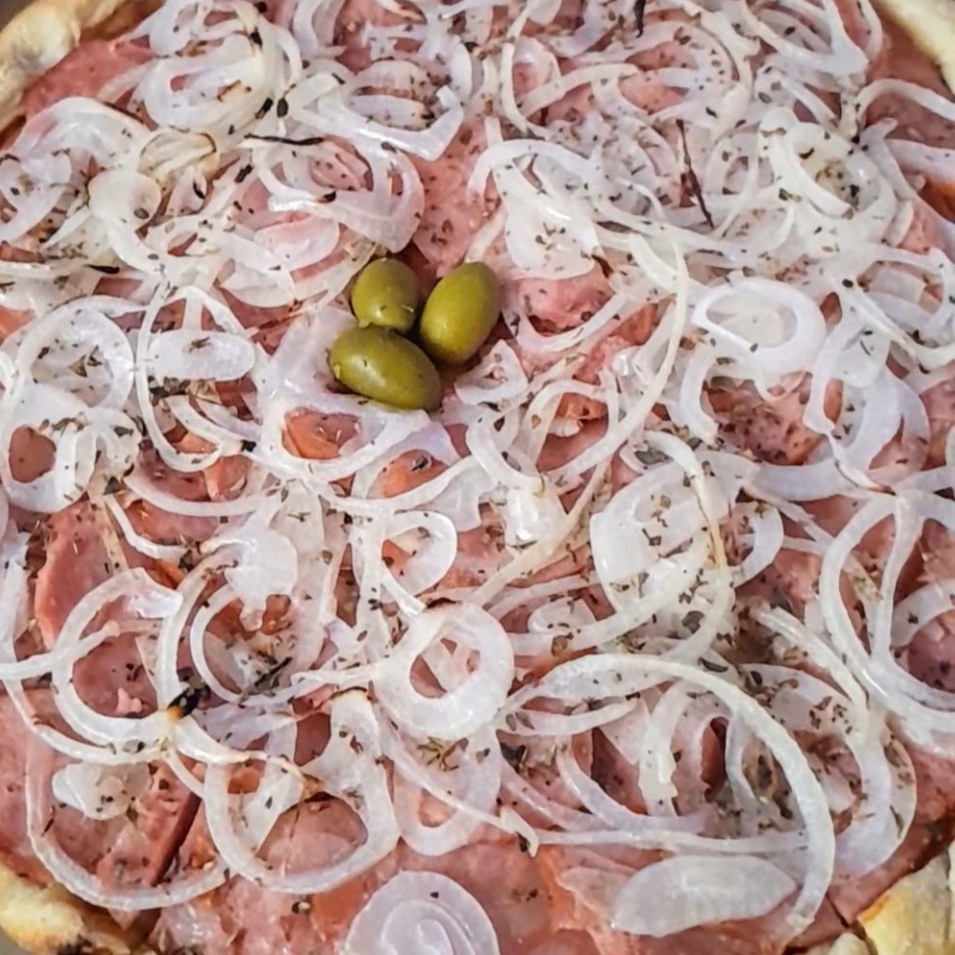 Massa, molho , calabresa fatiada, cebola , orégano e azeitona
