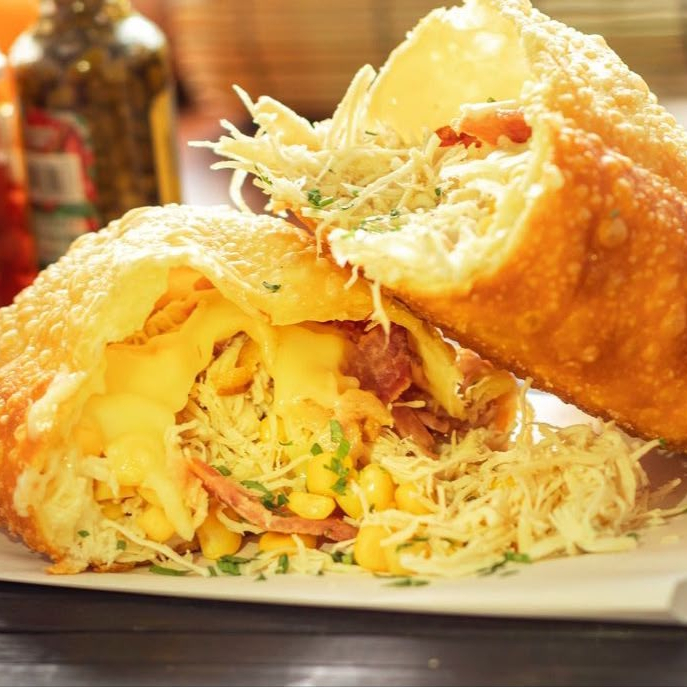 Frango desfiado, queijo, presunto, calabresa, salsicha, milho e orégano.