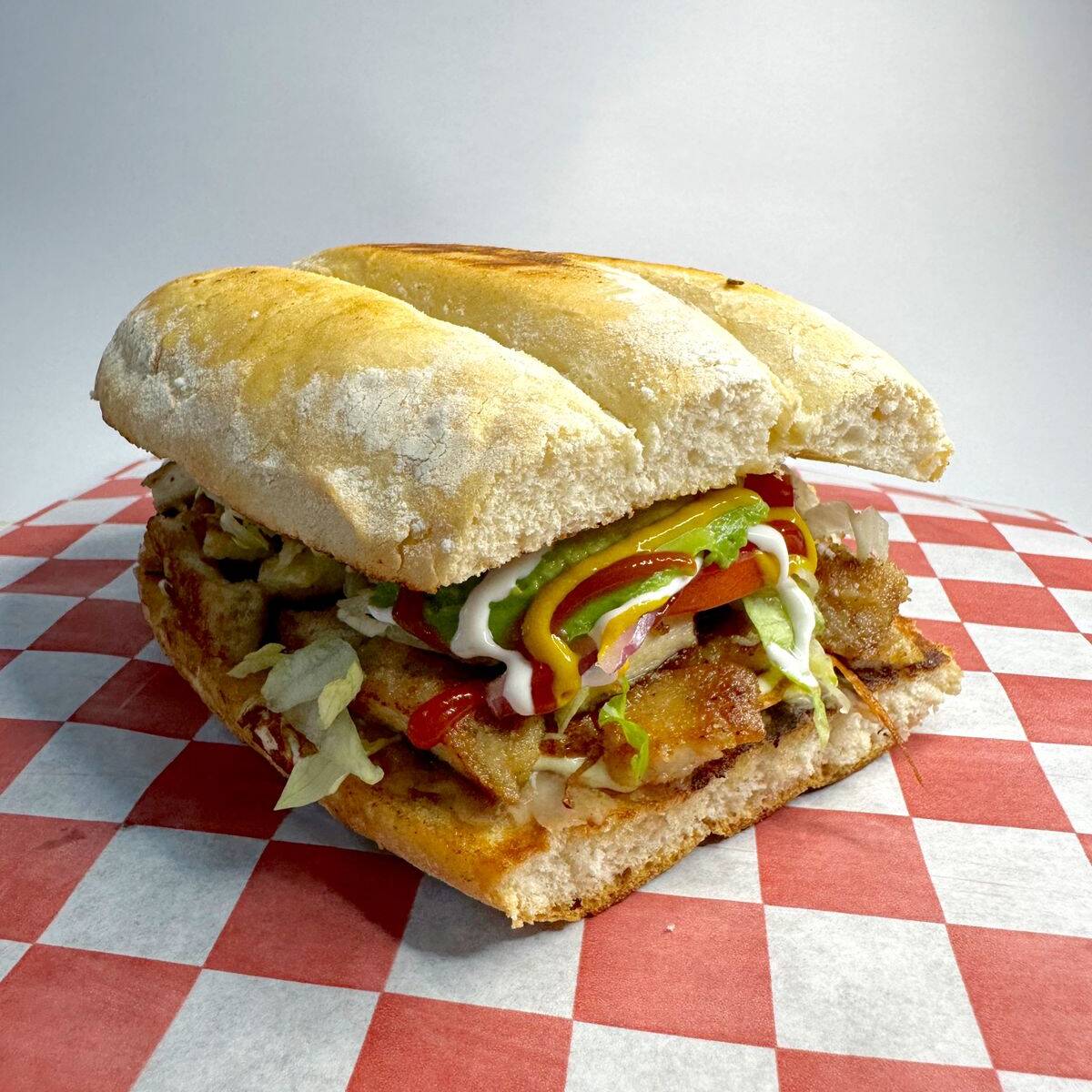 Torta de Milanesa de Pollo + Agua del Día 500ml