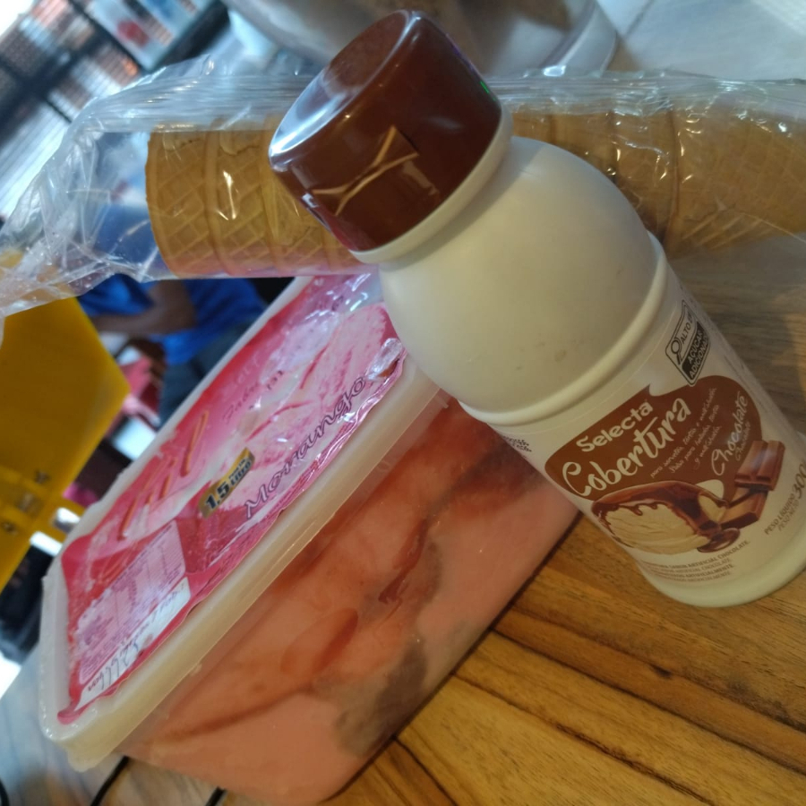 Nesse combo acompanha: 1 pote de sorvete de 1kg + 3 picolés da sua escolha