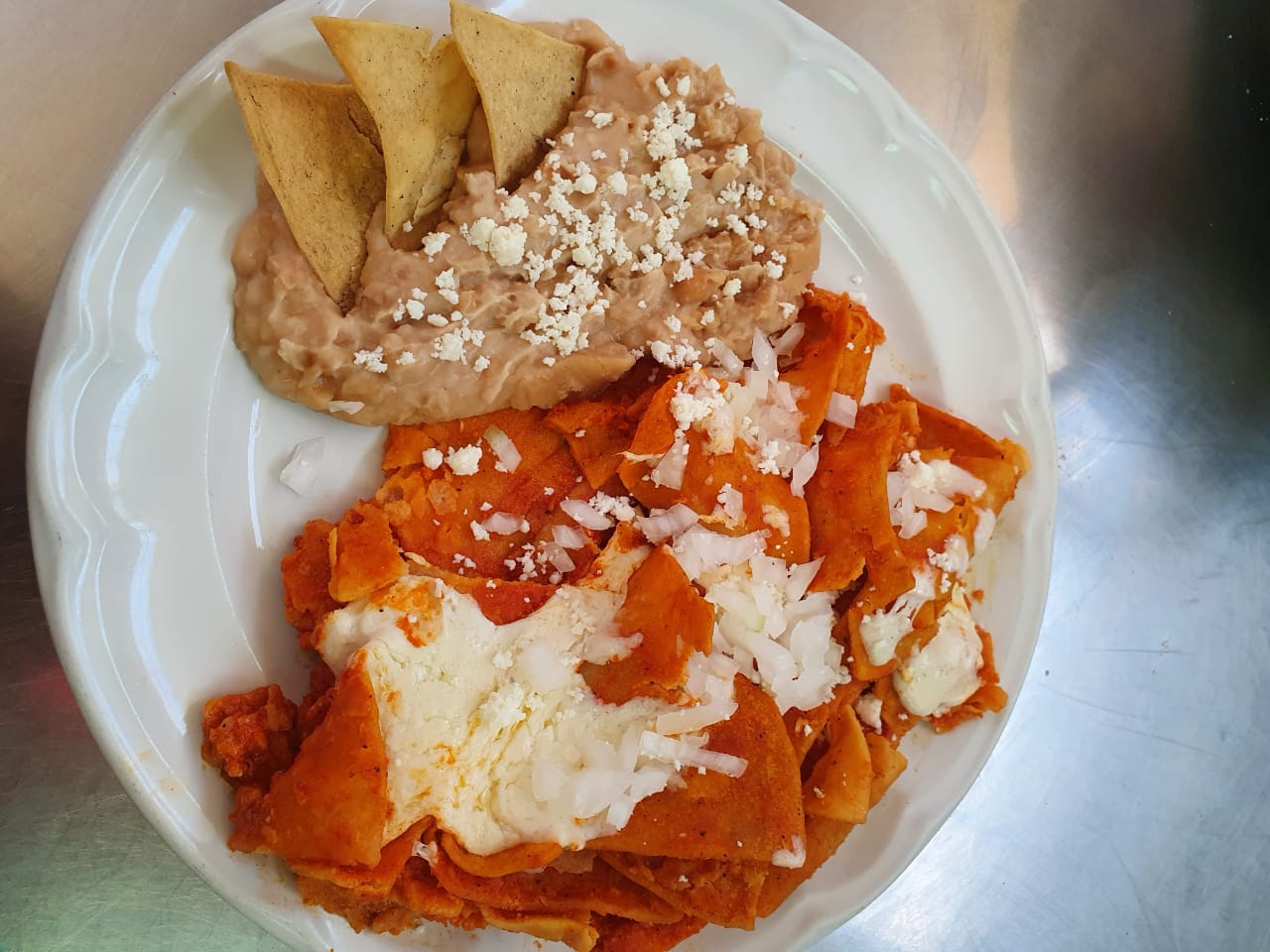 Chilaquiles Rojos con Fríjoles