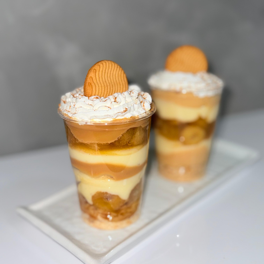 Um mix de sabor em forma de doce , esse doce é de outro patamar principalmente pelo fato de conter banana caramelizada, no copo acompanha recheio de ninho , banana caramelizada, biscoito maltado , doce de leite artesanal gourmet, chantilly na finalização , quem prova ama e quem ama repete , 300g de doce .