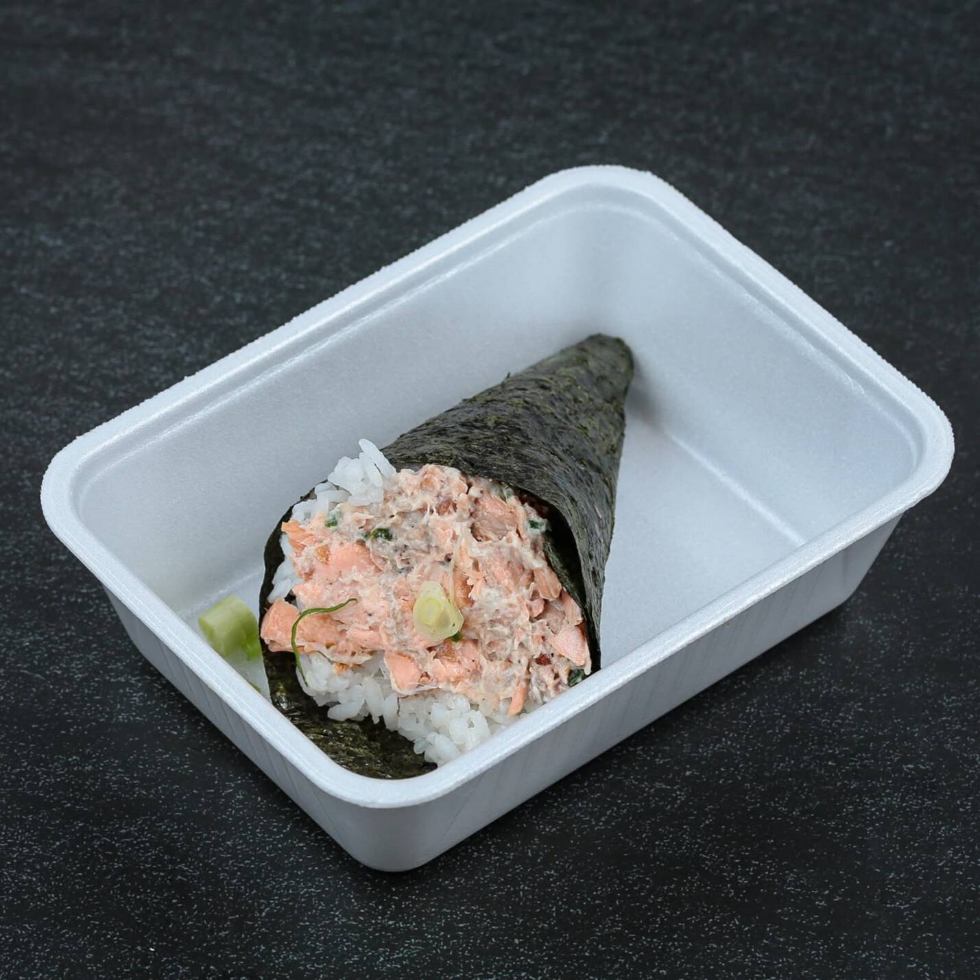 Desfrute do nosso Temaki de Salmão Grelhado, uma delícia culinária com 150 gramas de puro sabor. O prato é composto por suculentos pedaços de salmão, grelhados à perfeição para realçar o sabor e a textura. O sabor robusto do salmão é equilibrado pelo arroz shari de grão curto, que é envolto em uma folha crocante de nori, adicionando um toque de complexidade. Junte-se a isso a adição de cream cheese, que contribui com sua cremosidade distintiva, e a cebolinha fresca picada para um toque final de frescor. Um deleite que promete uma experiência gastronômica inesquecível!