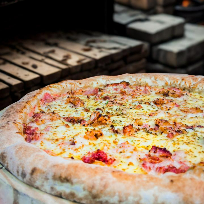 PIZZA CINCO QUEIJOS + PIZZA GAUCHA E UMA FANTA LARANJA