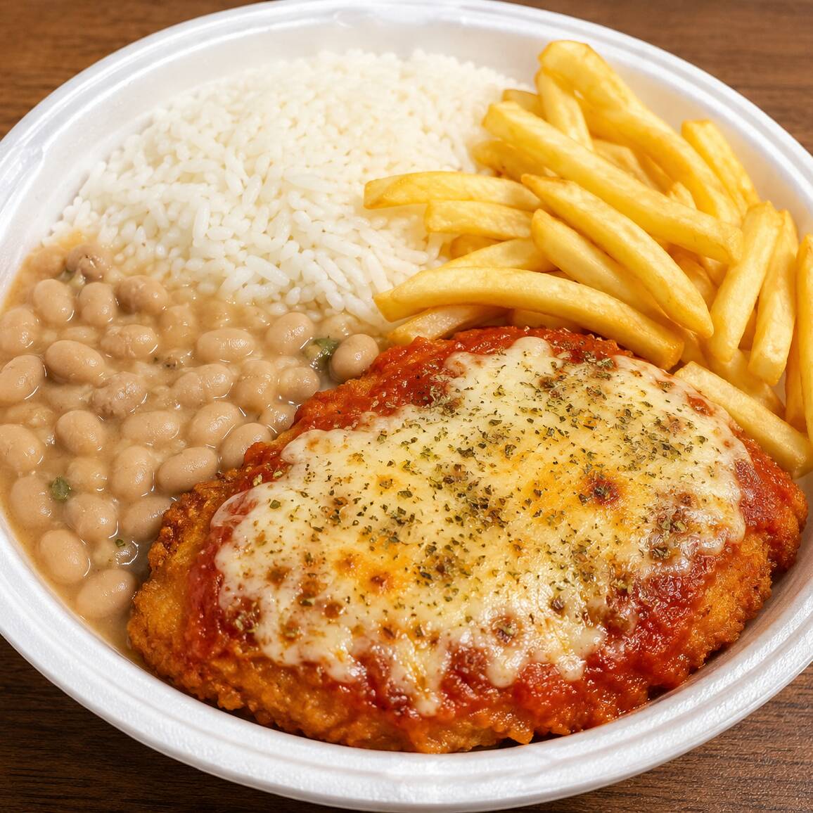 Marmita grande com , Arroz, feijao branco, batata frita e frango a paarmegiana , salada e sobremesa da casa