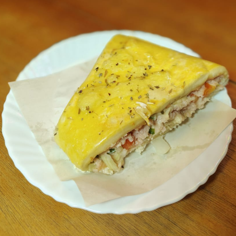 Pastelão assado, com massa douradinha por fora e macia por dentro, recheio generoso e super saboroso. Preparado com ingredientes selecionados, é a escolha perfeita para matar a fome a qualquer hora do dia.