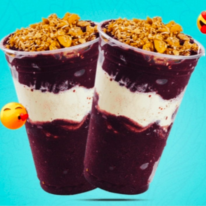 Copo de açai montado em camadas, com Granola, leite em pó e leite condensado