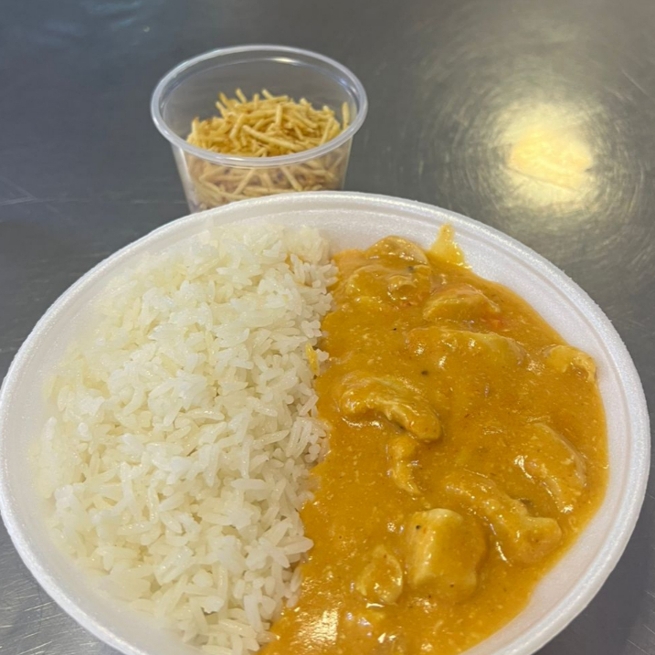 Nossa deliciosa marmitex de strogonoff de frango, vai acompanhada de arroz branco, strogonoff de frango e um pote extra com batata palha