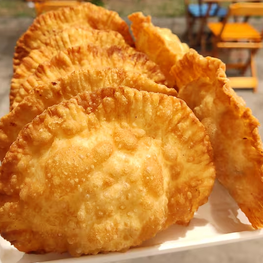 Nossos pastéis são de aproximadamente 12 cm , não são do tamanho de feira, porém temos uma qualidade que você nunca comeu nada igual. Nossa Massa é Caseira, totalmente diferente e garantimos um recheio puro e de qualidade. Experimente e você ficará fã! Além disso, montamos e fritamos na hora.