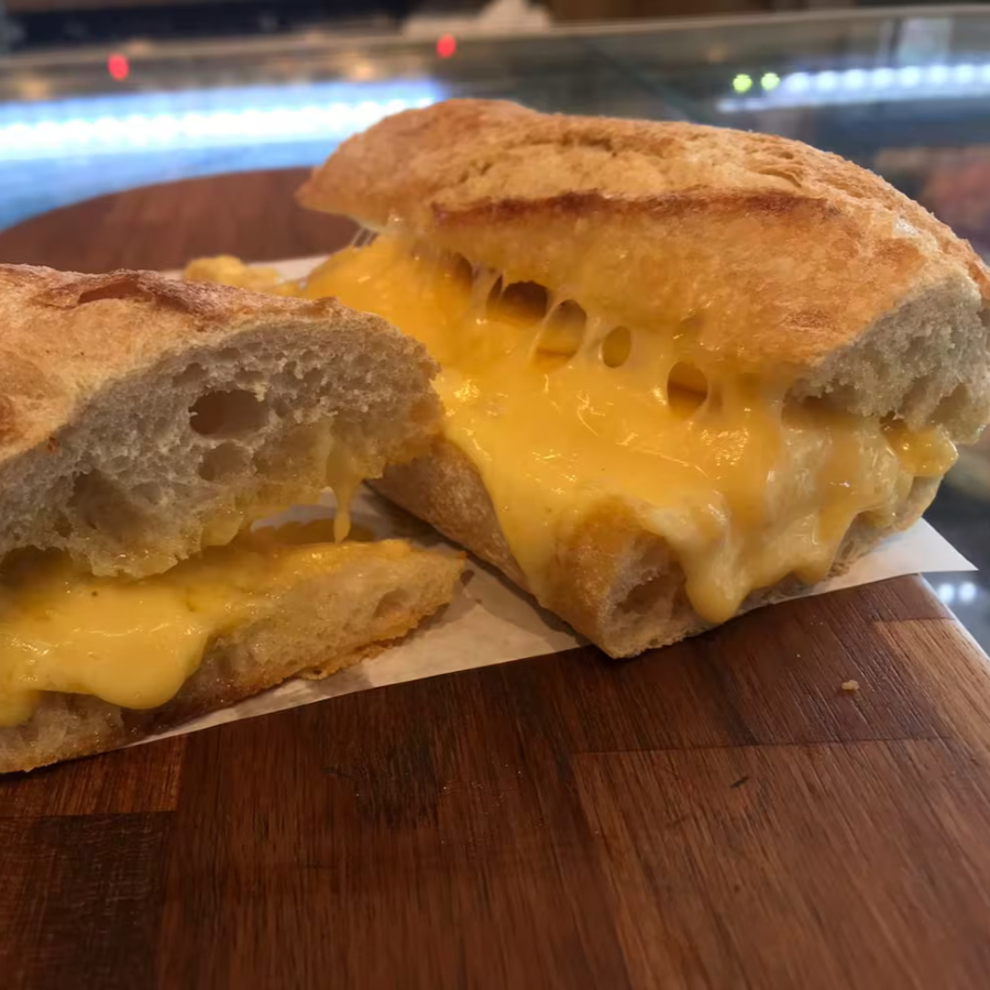 Sanduíche de Queijo Quente, podendo ser no Pão Francês, Croissant, Baguete Francesa, 100% Integral ou Multigrãos.