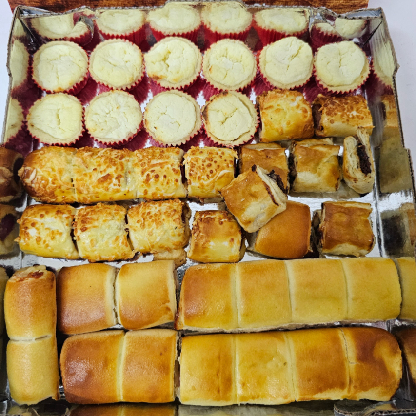 Sinta o sabor único dos nossos salgadinhos assados: uma explosão de crocância e recheio delicioso em cada mordida. Uma experiência que vai deixar você querendo mais!