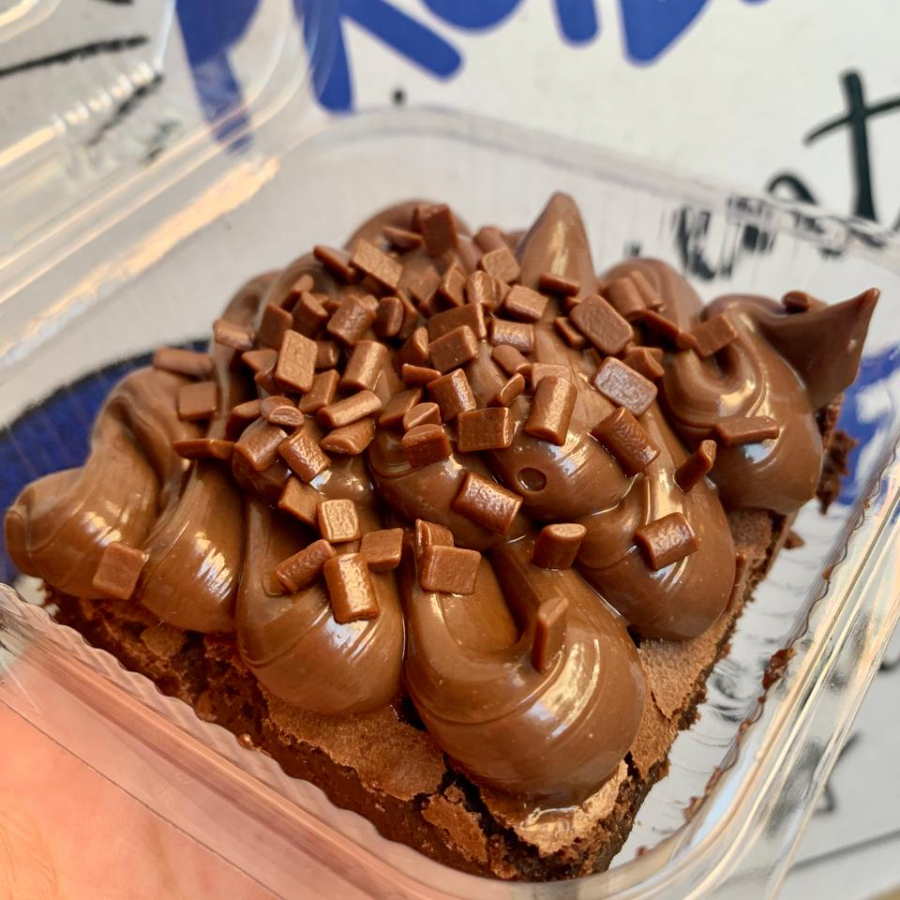 Brownie com a casquinha perfeita + recheio chocolatudo Gourmet. Finalizado com grunulados.