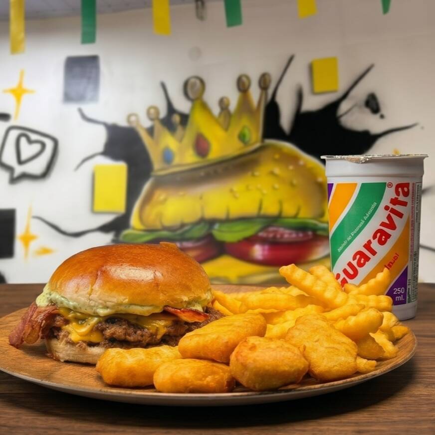 Burger Duplo Cheddar - Pão selado, carne de 90g com fatias de queijo cheddar, bacon defumado e maionese verde da casa + 04 unidades de nuggets + batata individual + Guaravita