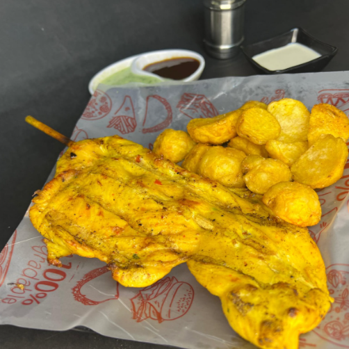 Chuzo de Pollo con Papitas